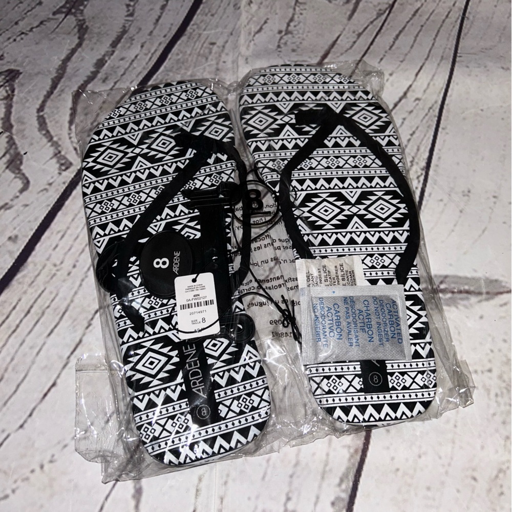 💙Brand New Ardene Flip Flops